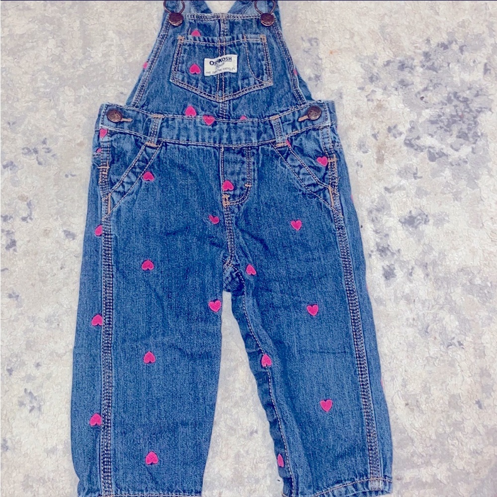 Little girls valentines Oshkosh overall in EUC size 12 months